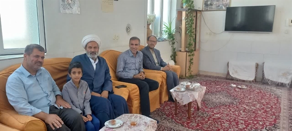 دیدار مدیر حج و زیارت استان یزد به همراه نمایندگان بنیاد شهید و سپاه با دو خانواده شهید روستای شحنه به مناسبت هفته دفاع مقدس
